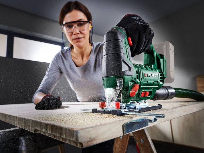 Seghetto alternativo in uso con illuminazione LED